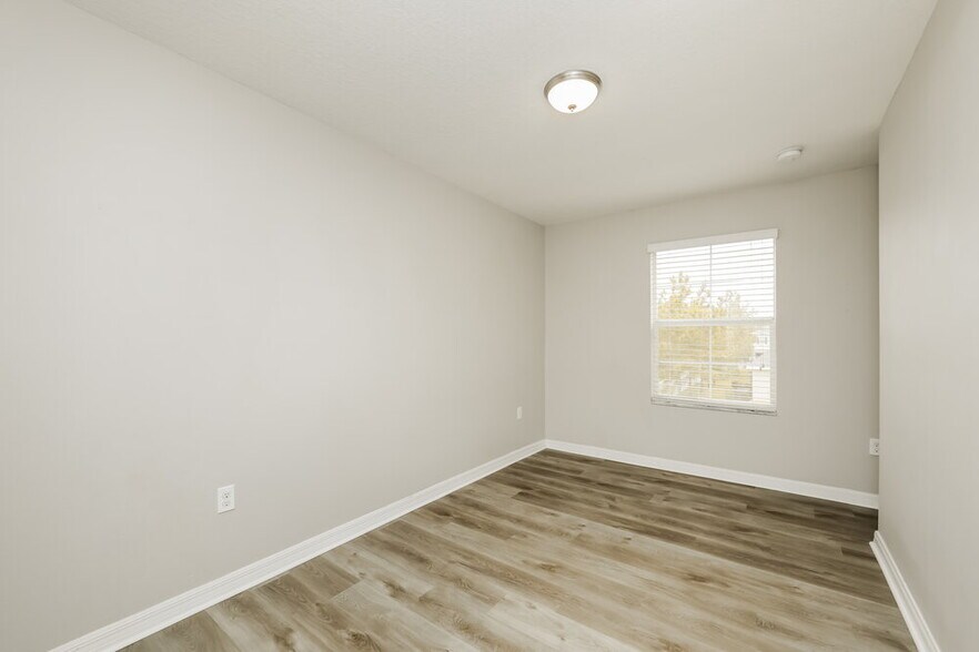 Building Photo - 12926 Utopia Gardens Way