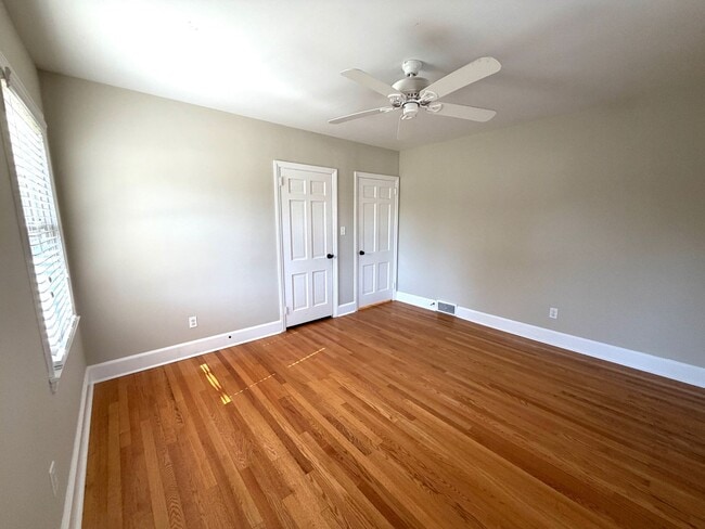 Building Photo - Shorewood Drive