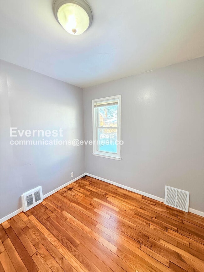 Building Photo - 2 Bed/1 Bath Home with Laundry Hookups / Pet-Friendly / Vouchers Accepted / Available Now!