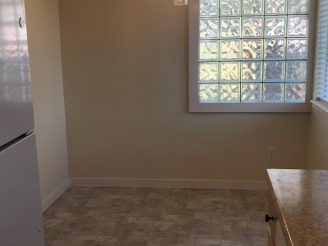 Building Photo - 31 Elm St