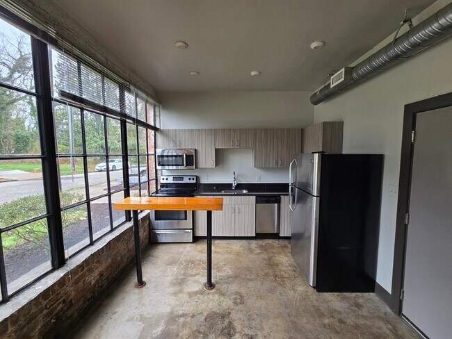 Building Photo - 123 Pine St