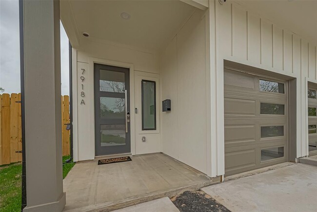Building Photo - 7918 Parnell St
