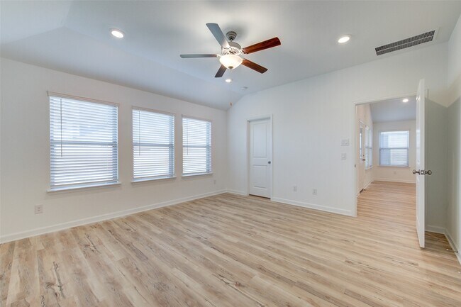 Building Photo - 3330 Meadknoll Ln