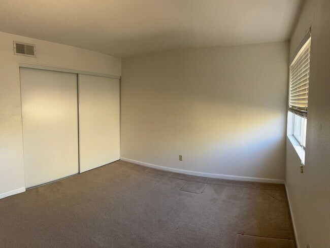 Building Photo - 2 bedroom, 1.5 baths, Boulder Hills condo