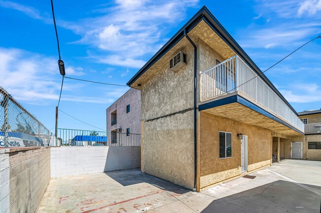 Building Photo - 14527 Hartland-11