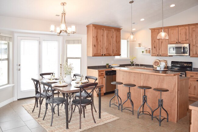 Building Photo - Idyllic Provo home w LOTS of garage space!