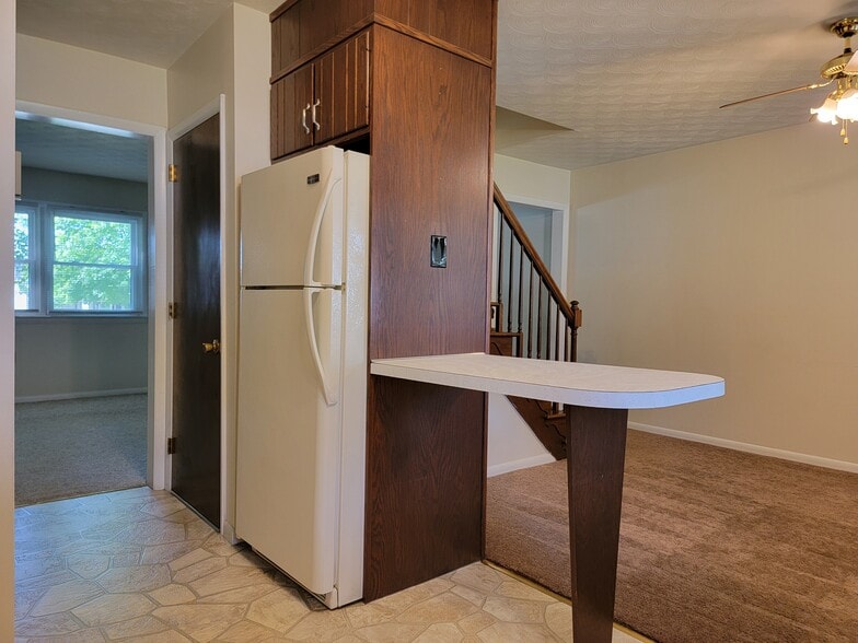 Building Photo - 457 W Main Ave