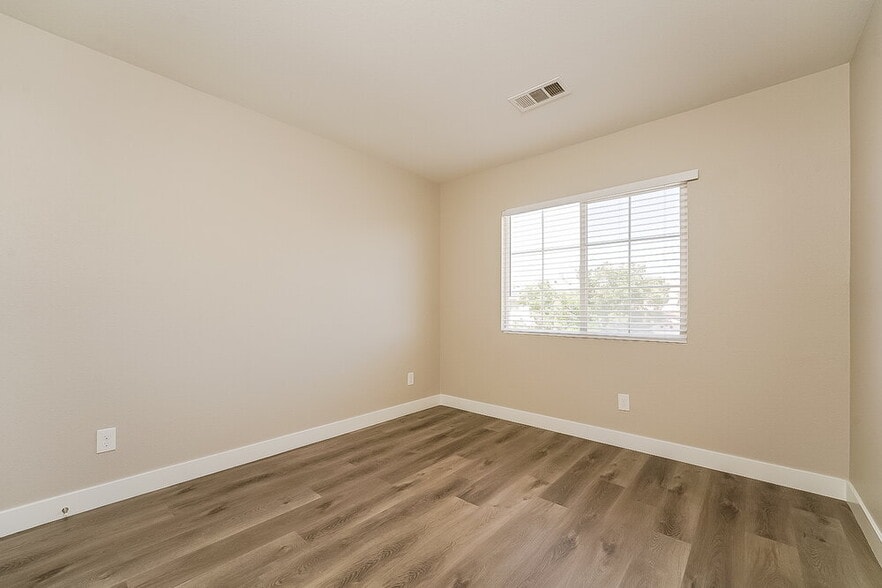 Building Photo - 8733 Country View Ave