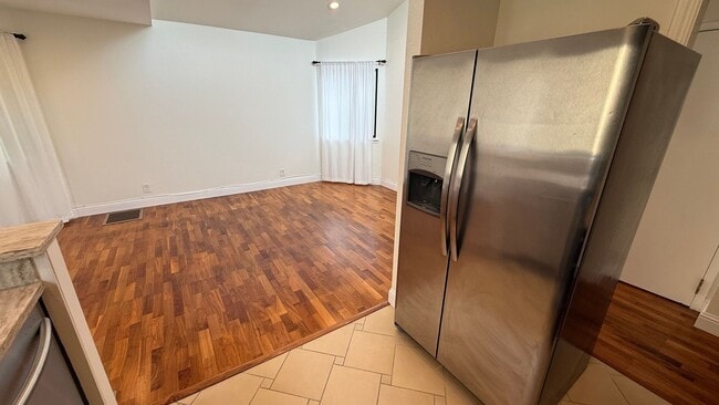 Building Photo - EPIC REA: Charming 2Bed/1Bath Condo w/ Parking