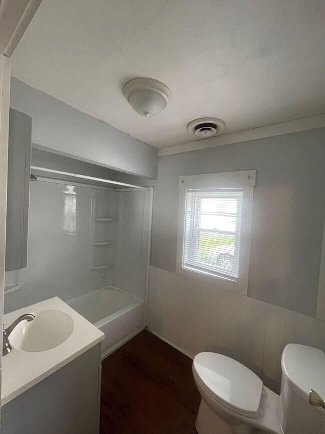 Building Photo - 301 E Memorial Dr