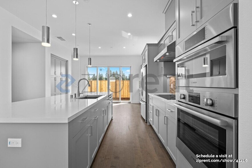 Building Photo - 121 Quicksilver Ct