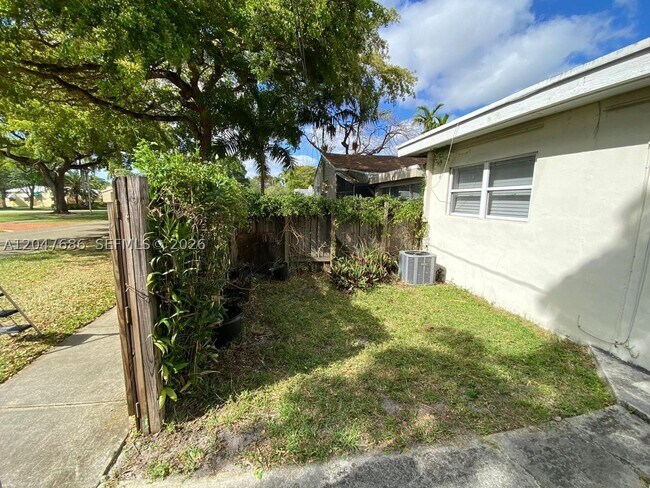 Building Photo - 410 Pinecrest Dr