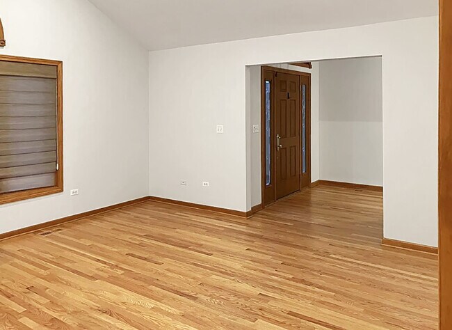Building Photo - 2216 Carlow Dr