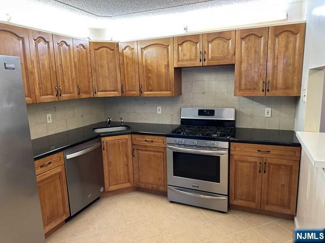 Building Photo - 126 Raintree Ln