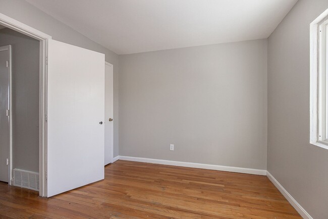 Building Photo - 2 BED 1.5 BATH UNIT IN THE BANBURY CONDOMI...