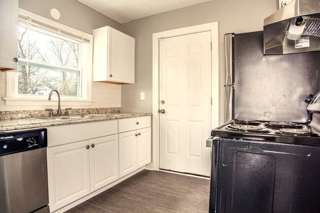 Building Photo - SEE IT NOW: Charming Updated Home in a Quiet Kansas City Neighborhood!