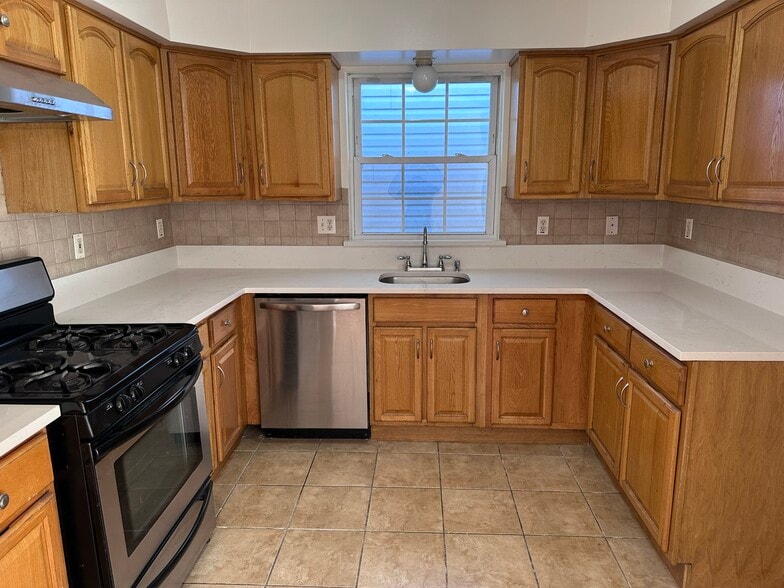 Kitchen - 555 Livingston St