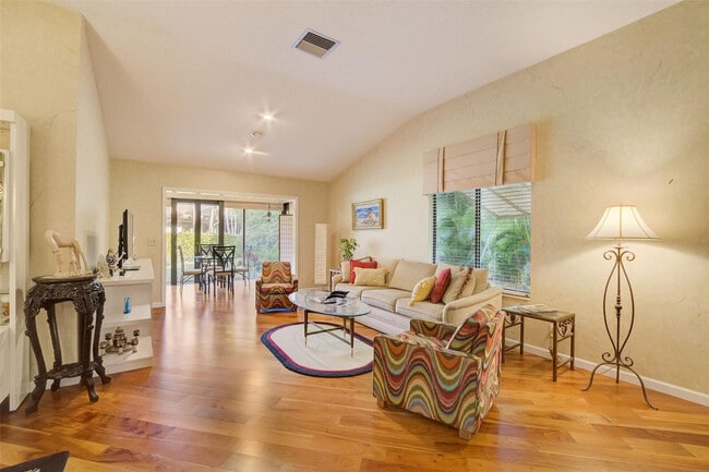 Building Photo - 5051 Pine Dr