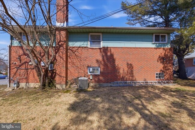 Building Photo - 2423 Harwood Rd