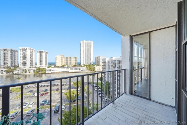 Building Photo - 1000 Parkview Dr
