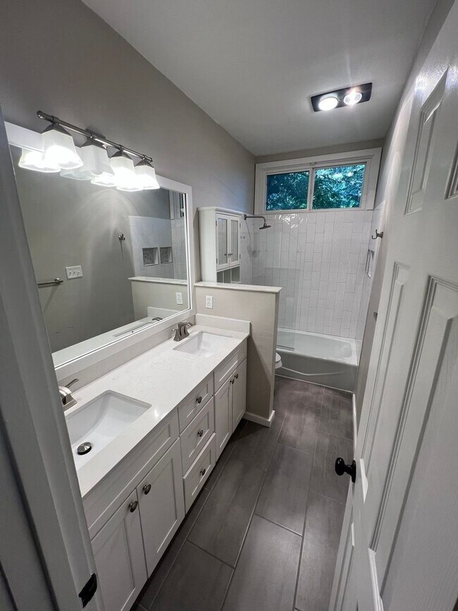Building Photo - 803 Single Oak Cove