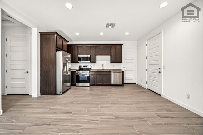Building Photo - 4Bed/3Bath House at Thomas Rd/99th Ave! Ready for Immediate Move-In! -- Mother-In-Law Suite W/Pri...