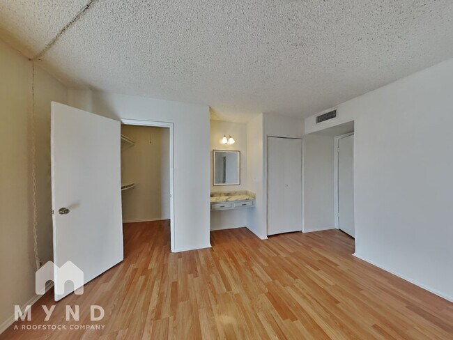 Building Photo - 4305 W Solano Dr N