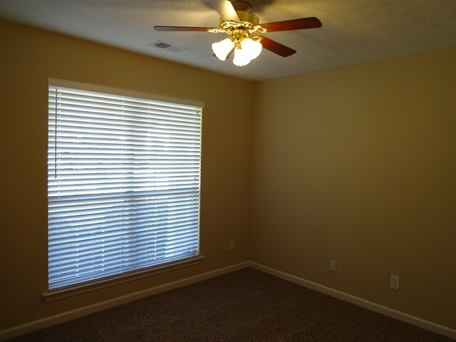Building Photo - 210 Summer Hill Cir