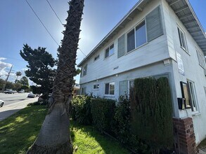 Building Photo - 2bd/1ba in Sherman Oaks w/ parking, washer/dryer in unit!