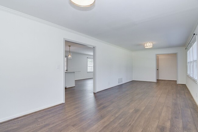 Building Photo - Southern Charm Brick Ranch Home