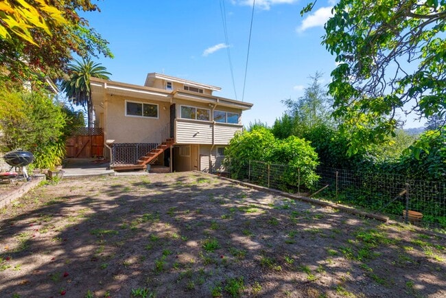 Building Photo - Classic 3bed/2bath Home Near Lake Merritt with Fresh Updates