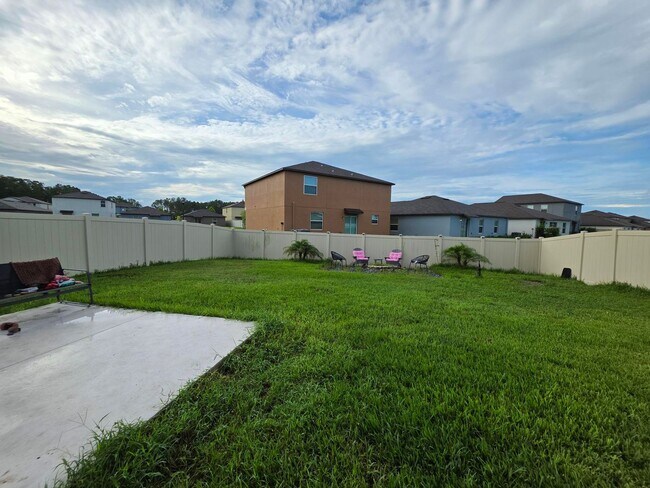 Building Photo - 2011 Red Loop