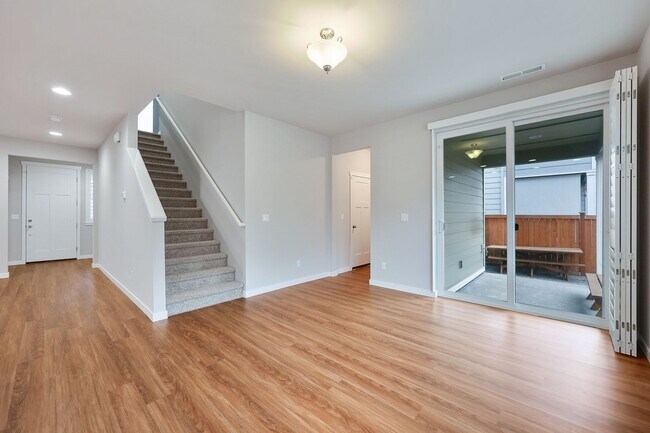 Building Photo - Community beach access! 4 bedrooms 2.5 baths.