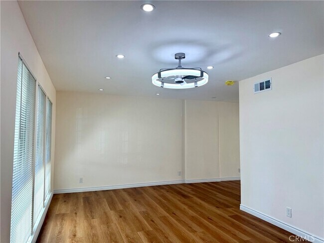Building Photo - 1803 W Greenleaf Ave