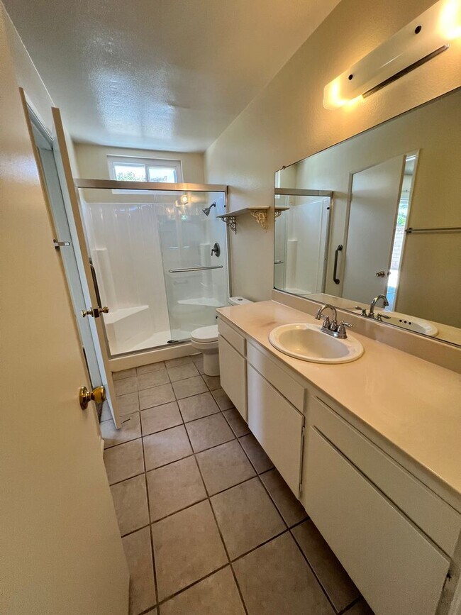 Building Photo - Santa Paula - Spacious pool home in wonder...