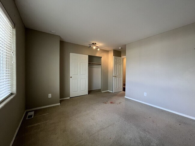 Building Photo - Beautiful 5BD/3BA Home with Soaking Tub, Island Kitchen & Attached 2-Car Garage