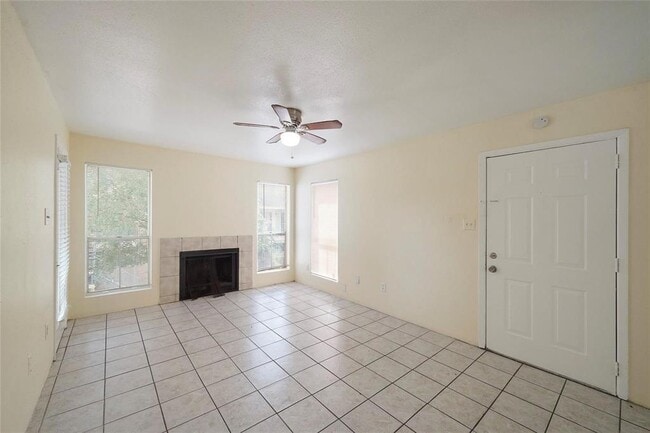 Building Photo - 3900 Woodchase Dr
