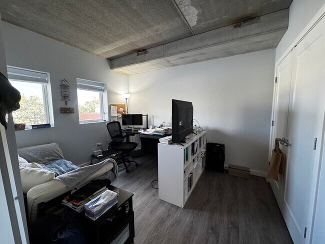 Building Photo - 1323 W Morse Ave