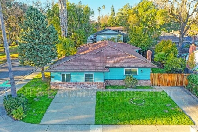Building Photo - 865 Royal Green Ave