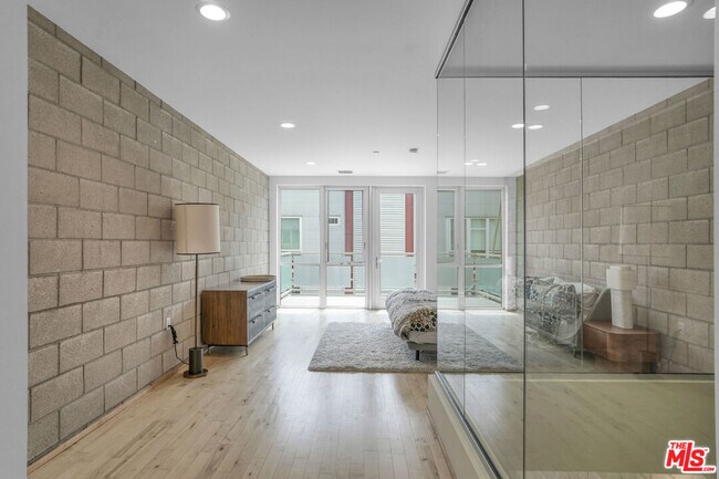 Building Photo - 3450 Cahuenga Blvd