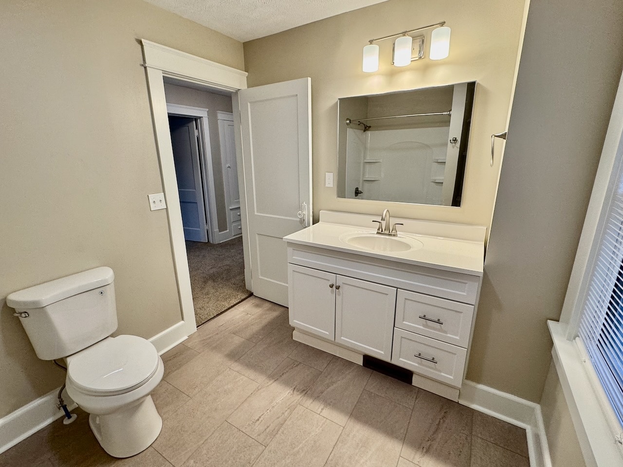 Building Photo - 1026 W 7th St