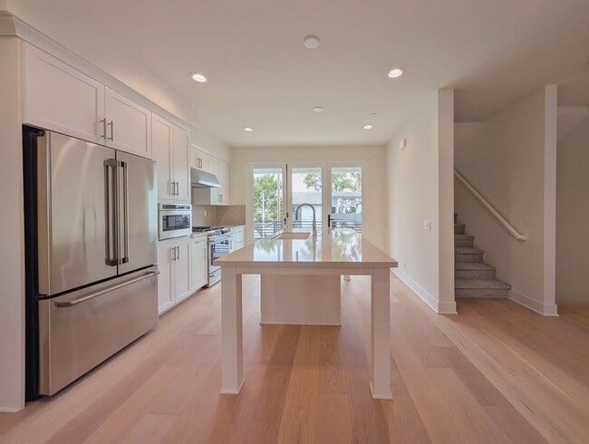 Building Photo - Modern coastal living on Main Street, Huntington Beach!