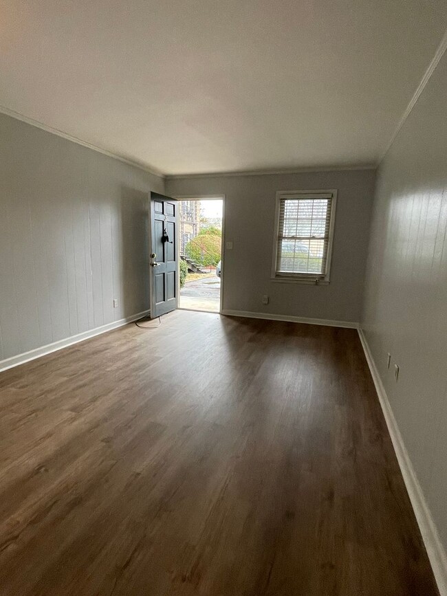 Building Photo - 2 bedroom, 1 bath apartment in small compl...