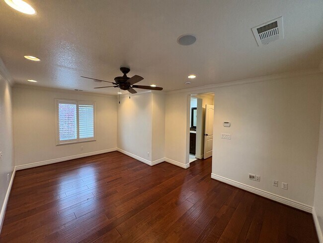 Building Photo - Two story home in NW Visalia Rent Ready!