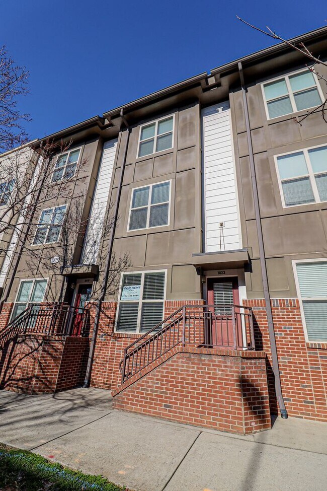Building Photo - 3 story townhome with Uptown View