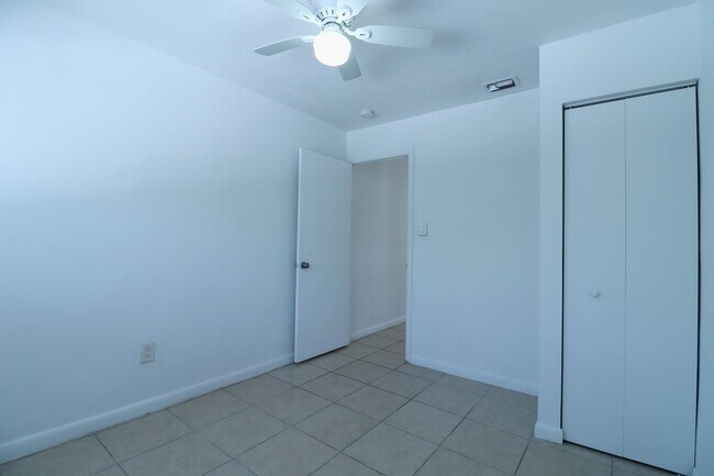 Building Photo - 1960 SW 41st Ave