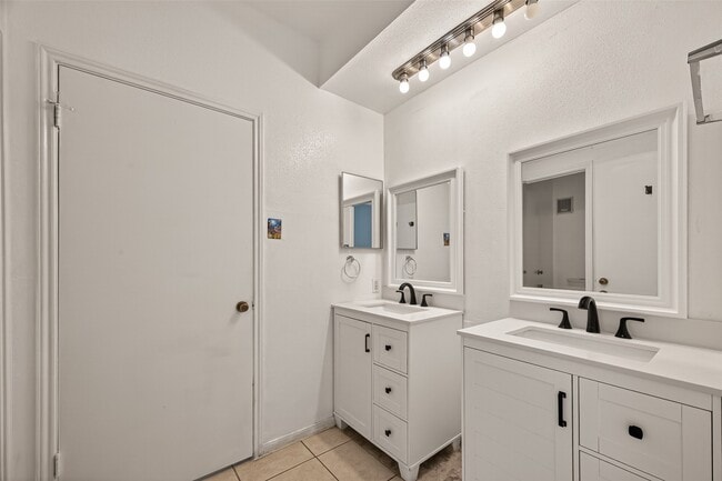 Building Photo - 2121 El Paseo St