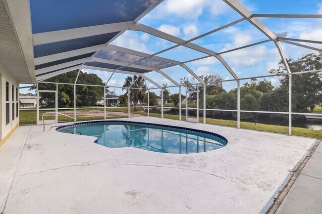 Building Photo - FURNISHED SHORT TERM RENTAL - 3 Bed / 2 Bath - Single Family Pool Home - $3,250/month