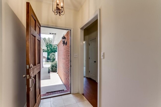 Building Photo - 2142 Fox Ridge Rd