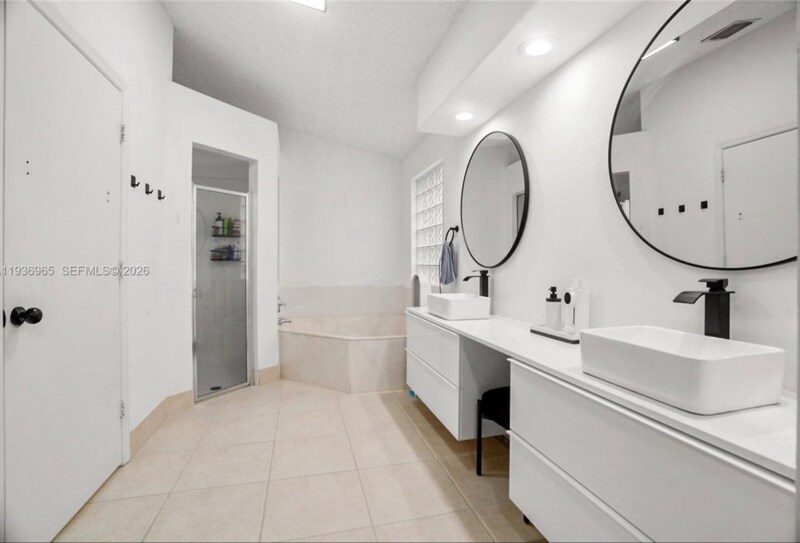 Building Photo - 8165 Pelican Harbour Dr